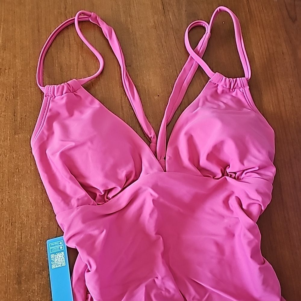 Cupshe one piece swimsuit with runched slimming sides size medium